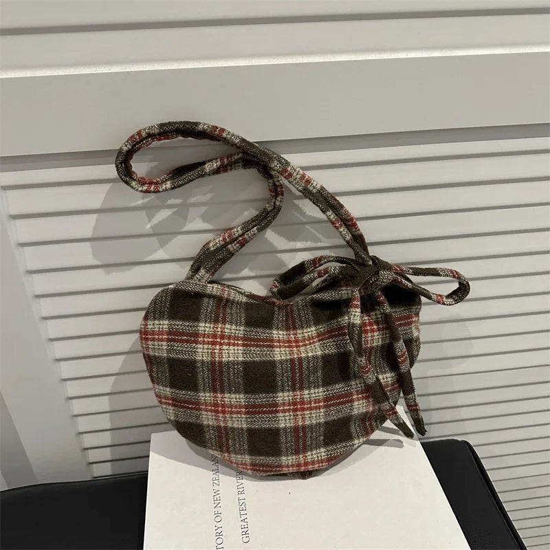 Retro Schultertasche in Herzform aus Wolle mit Karomuster für Damen – Große Kapazität, Leichte Tragbare Handtasche für Studentinnen, Tote Bag