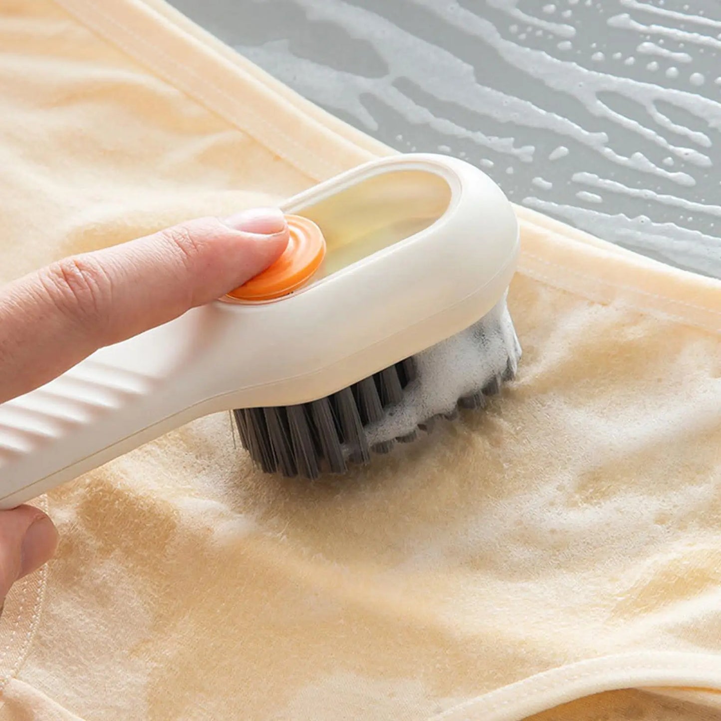Schuhreinigungsbürste mit Flüssigkeitsspender – Weiche Borsten, ideal für Bad & Haushalt
