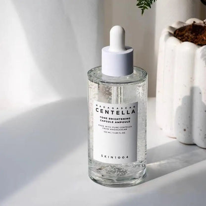 Centella Asiatica Serum & Korean Centella Toner Hellt die Haut auf, spendet intensive Feuchtigkeit, verfeinert Poren und unterstützt die Reduktion von Akne – die ideale Pflege für ein strahlendes Hautbild.