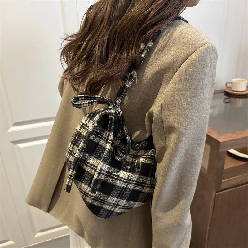 Retro Schultertasche in Herzform aus Wolle mit Karomuster für Damen – Große Kapazität, Leichte Tragbare Handtasche für Studentinnen, Tote Bag