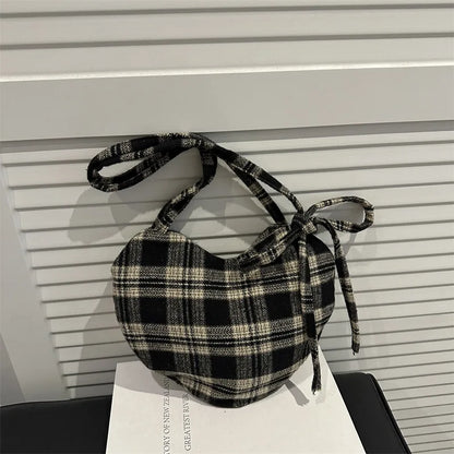 Retro Schultertasche in Herzform aus Wolle mit Karomuster für Damen – Große Kapazität, Leichte Tragbare Handtasche für Studentinnen, Tote Bag