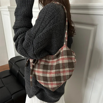 Retro Schultertasche in Herzform aus Wolle mit Karomuster für Damen – Große Kapazität, Leichte Tragbare Handtasche für Studentinnen, Tote Bag