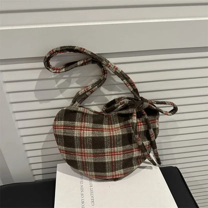 Retro Schultertasche in Herzform aus Wolle mit Karomuster für Damen – Große Kapazität, Leichte Tragbare Handtasche für Studentinnen, Tote Bag