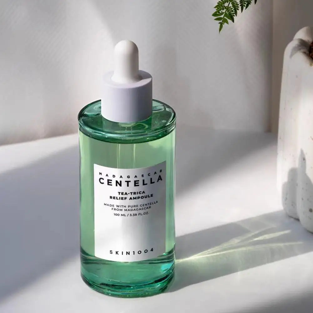 Centella Asiatica Serum & Korean Centella Toner Hellt die Haut auf, spendet intensive Feuchtigkeit, verfeinert Poren und unterstützt die Reduktion von Akne – die ideale Pflege für ein strahlendes Hautbild.